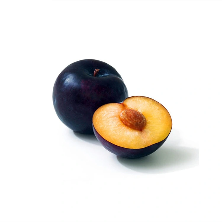 Ciruela negra fresca y jugosa